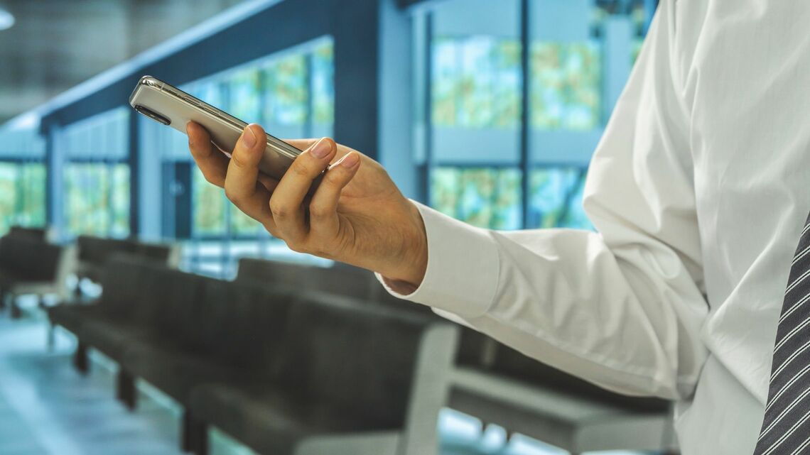 スマホを見る会社員