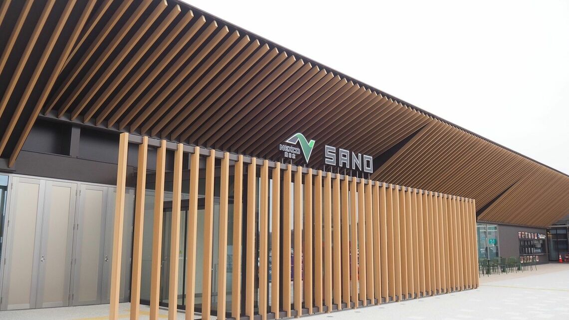 新たに建設された「佐野SA（上り）」の飲食物販棟（筆者撮影）