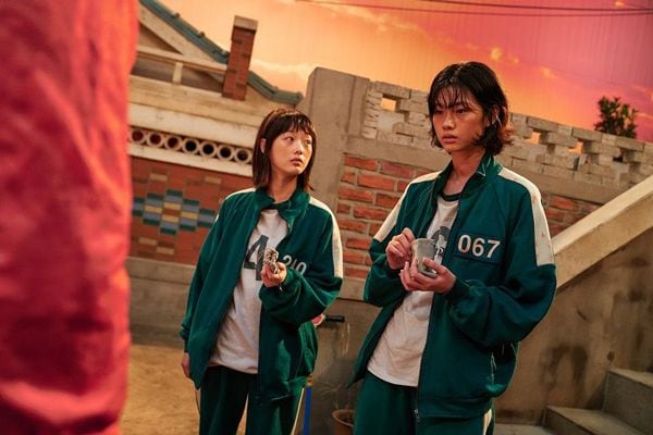 モデル出身のチョン・ホヨン（写真右）演じるセビョクと演技派女優イ・ユミが好演したジヨンの間に築かれる友情など、人間ドラマも見どころのひとつにある（写真：Netflix）