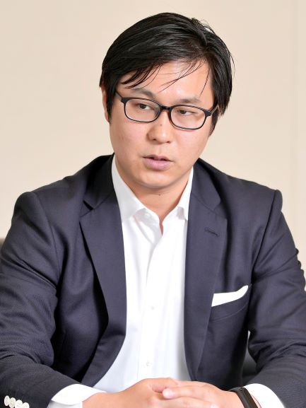 宮田純也（みやた なおや）／一般社団法人未来の先生フォーラム代表理事。早稲田大学高等学院、早稲田大学教育学部教育学科教育学専攻教育学専修卒業、早稲田大学大学院教育学研究科修了（教育学修士）。日本最大級の教育イベント「未来の先生フォーラム」創設や2億7100万円の奨学金設立など、様々な教育に関する企画や新規事業を実施。株式会社未来の学校教育代表取締役などを務める。編著書に『SCHOOL SHIFT』（明治図書出版）。監修に『16歳からのライフ・シフト』（東洋経済新報社）。（撮影：梅谷秀司）
