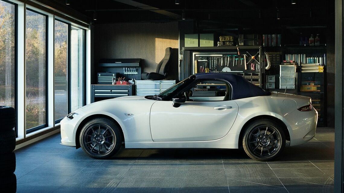走りに特化した軽量化と装備を施した「990S」（写真：マツダ）