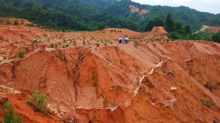 中国のレアアース鉱山では過剰採掘による品位低下や深刻な環境破壊などの問題も生じている。写真は江西省の廃鉱山（中国生態環境省のウェブサイトより）