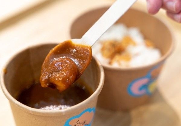 オマール海老でとったブイヨンとトマトがベースの「BANKAKU海老カレー」1059円。具材には海老も入る（筆者撮影）