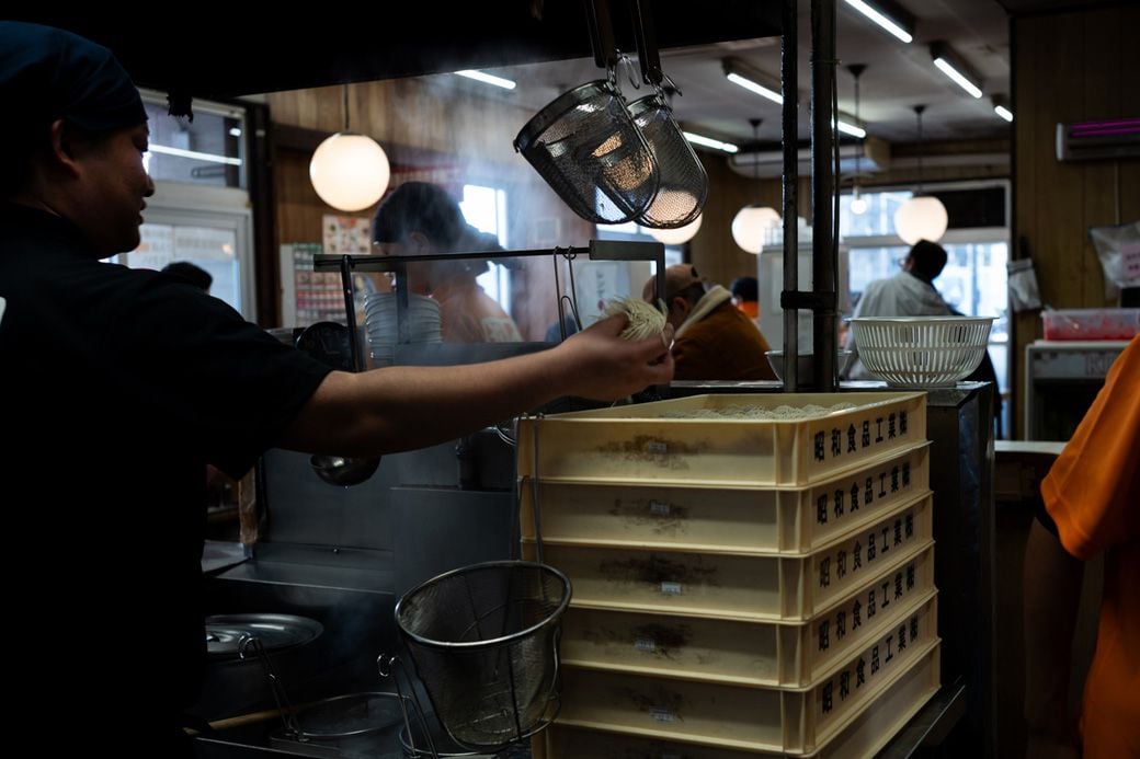 麺を茹で始める