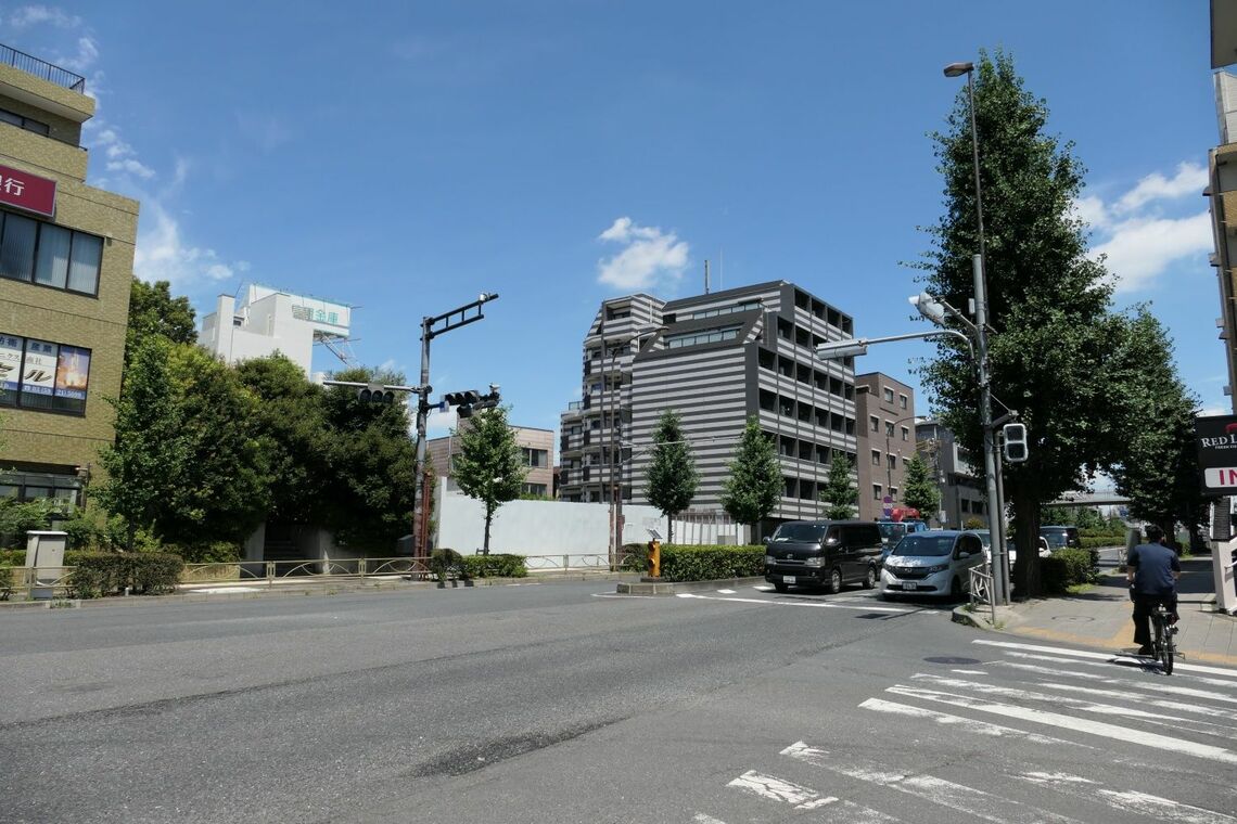 上板南口銀座の1本東に道幅の広い道路を整備する（記者撮影）