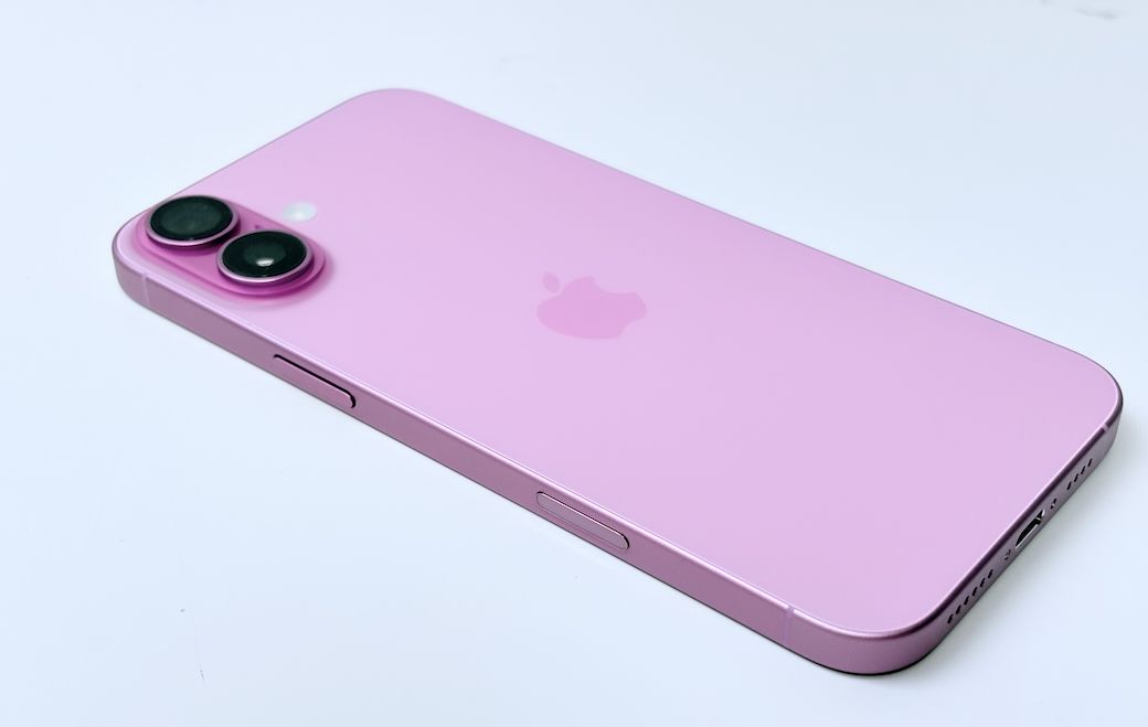 iPhone 16 Plus ピンク。こちらにもカメラコントロールが追加された（写真：iPhone 16で筆者撮影）