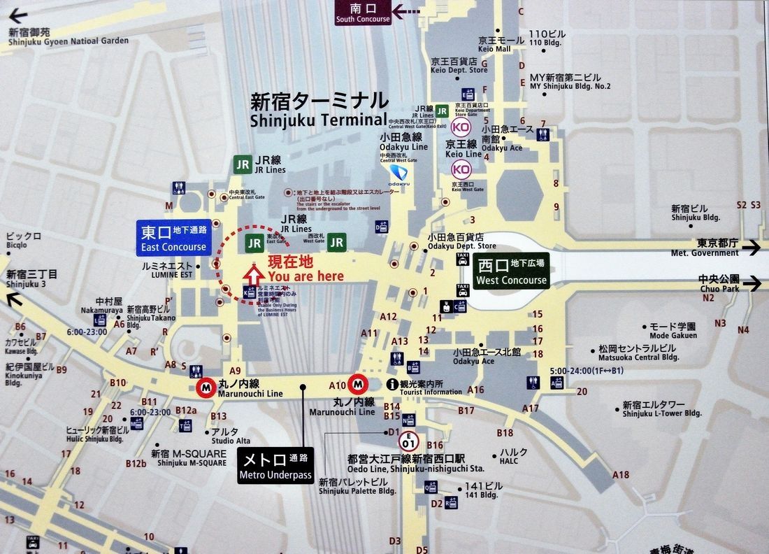 東西自由通路（中央）と東改札・西改札の位置を示す駅構内図（撮影：梅谷秀司）