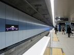 ホーム壁面は鶴見川を意識した水色系のデザイン