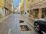 車も入り口ギリギリを通り過ぎていく（写真：筆者撮影）