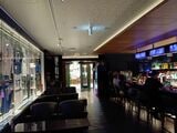  2FのBAR「セブンティーンクラブ」の名前の由来は「世界に羽ばたくバー」。店内には17番のユニフォーム（大谷翔平選手）が飾られていた（筆者撮影）