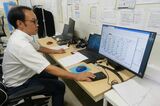 AIの予測データを確認するダイドービバレッジサービスの社員。自販機ごとにより正確な予測が可能になった（記者撮影）