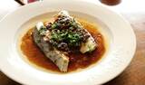 鯛の自家製蒜蓉豆豉醤和え（撮影：尾形文繁）