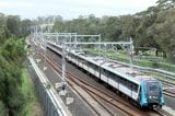 郊外を行く2019年に開通したシドニーのメトロは無人運転（筆者撮影）