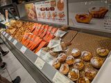 サンマルクおなじみの店内で焼成するチョコクロやその他パンも並ぶ（筆者撮影）