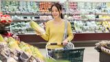 野菜売り場で買い物する女性