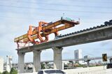 高架橋建設（橋桁運搬）用の移動式特殊クレーン。奥はLRT JABODEBEKの高架橋（筆者撮影）