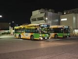 東武スカイツリーラインの西新井駅に到着した「王40」系統のバス（記者撮影）
