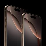 Phone 16 Proの新色「デザート・チタニウム」（アップル提供）
