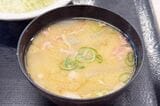 かつやのとん汁（小）。具材は豚肉、大根、にんじん、玉ねぎ、こんにゃく、じゃがいも、上に青ネギをパラリ（筆者撮影）
