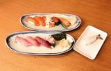 メニューにはマグロやサーモンのほか、季節のネタも並ぶ。握り以外に刺身でも提供する（撮影：尾形文繁）