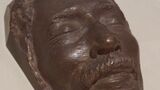 夏目漱石のデスマスク（複製品／漱石山房記念館所蔵、筆者撮影）