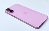iPhone 16 Plus ピンク。こちらにもカメラコントロールが追加された（写真：iPhone 16で筆者撮影）