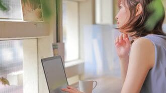 あごに手を当て考える女性