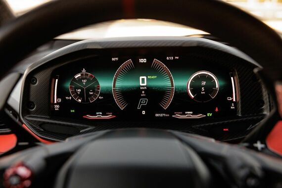 選んだドライブモードで表示が変わる液晶メーターパネル（写真：Automobili Lamborghini）