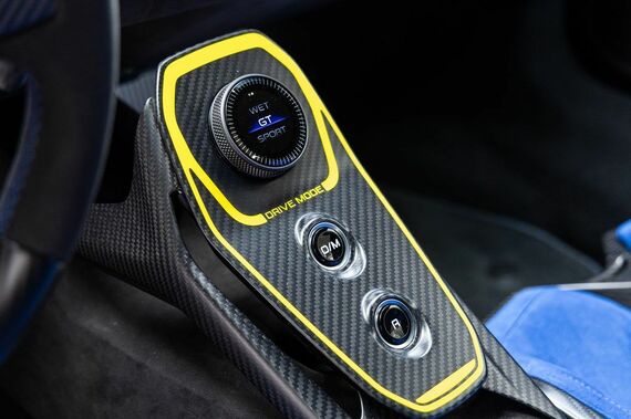 センターコンソールには、ドライブモードのセレクトダイヤルと、シフトボタンが配置される