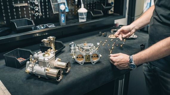 エンジンの調子を左右するキャブレターの調整はもっとも繊細な作業のひとつだ(写真:Lamborghini)