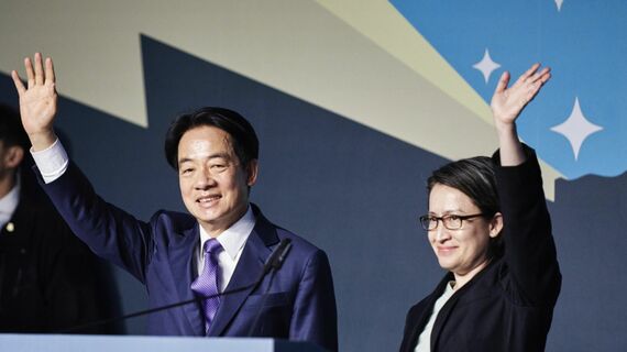 台湾総統選で当選を決め記者会見する頼清徳氏（左）と副総統候補の蕭美琴氏（写真：Bloomberg）