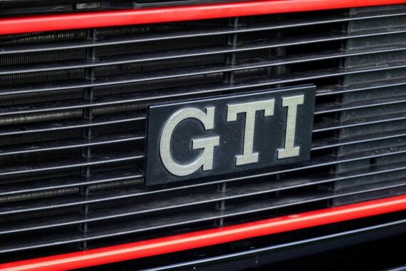 赤いラインが入るグリルとGTIのエンブレムが当時のクルマ好きを魅了した（写真：Wolfgang Grube）
