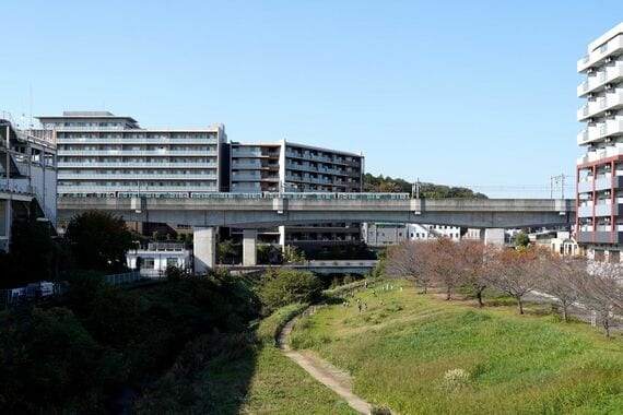 早渕川を渡るグリーンライン日吉行き