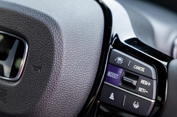 ステアリング右側にBOOSTモードのボタンを配置