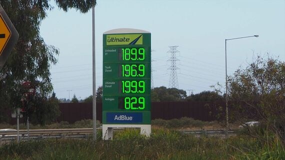 メルボルン近郊のガソリンスタンドの価格表示。一番上がレギュラーで、単位はセント（筆者撮影）