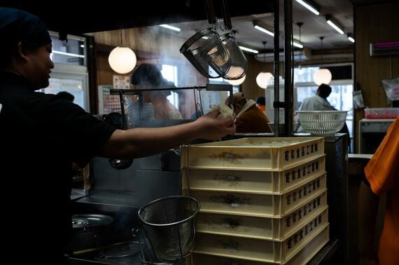 麺を茹で始める