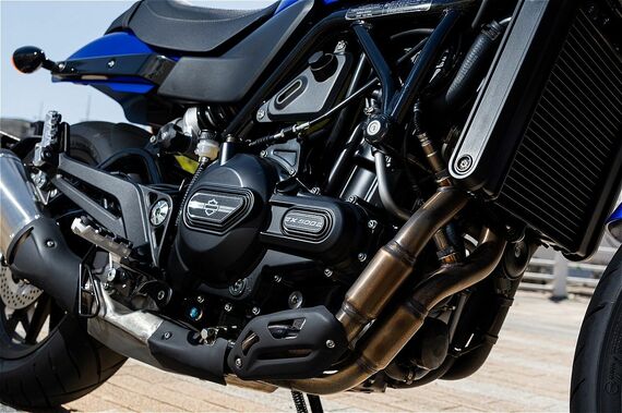 水冷式2気筒で排気量500ccのエンジンは、最高出力47HP(35kW)/8500rpm、最大トルク46Nm/6000rpmを発生する