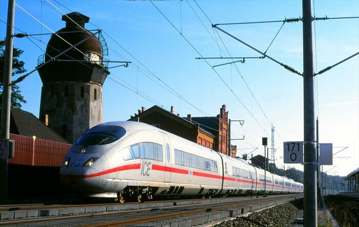 快走する試運転中のICE3。オランダ鉄道所属車だ