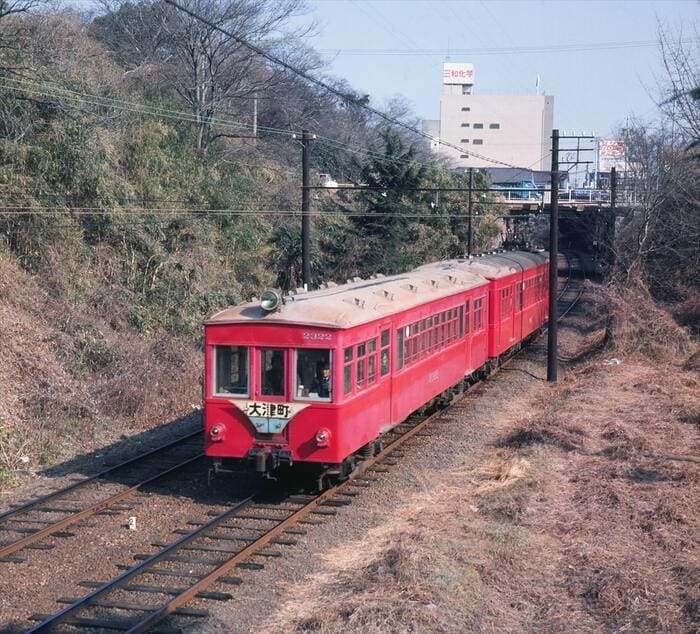 特急用として赤く塗装された2320形と900形の2連