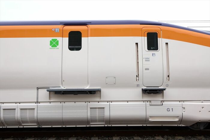 E8系は先頭車の出入り口を運転台寄りに配置した