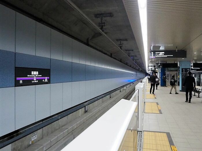 ホーム壁面は鶴見川を意識した水色系のデザイン