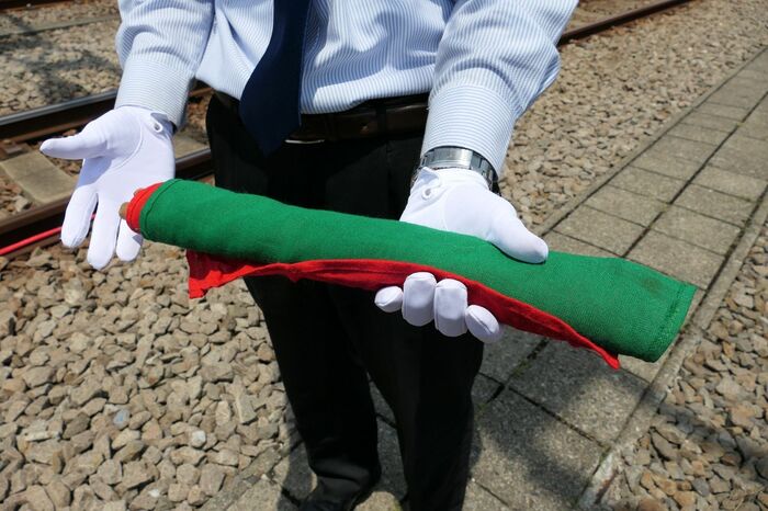 通常は乗務員室に備えてある手旗
