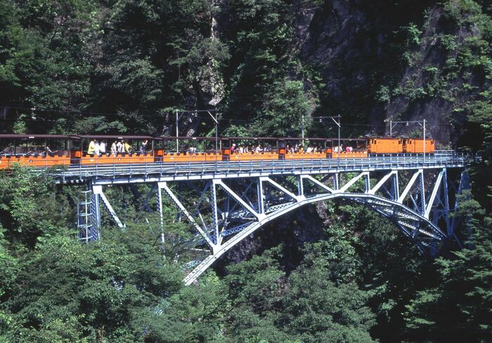 黒部峡谷鉄道は全列車が電気機関車牽引の客車列車だ