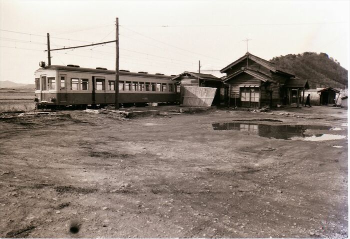 戸の口駅に停車する南越線の電車