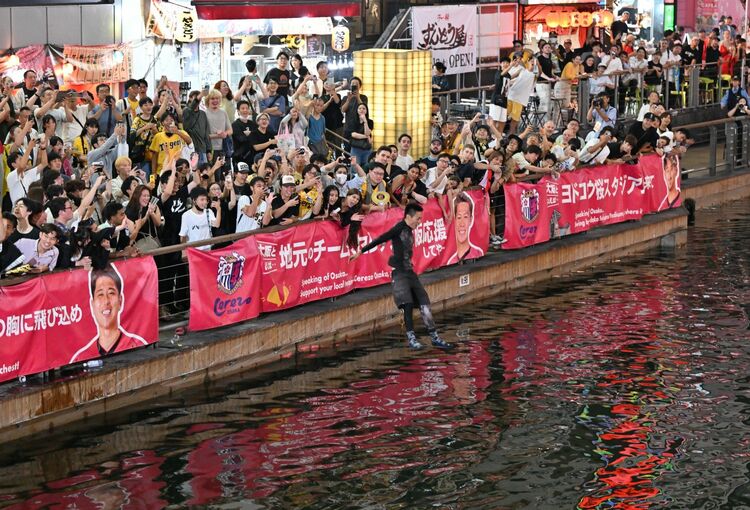 阪神ファンよ、飛び込むことなかれ!!! : 「道頓堀」応援団 阪神ファンよ、飛び込むことなかれ: 「道頓堀」応援団 | アスク