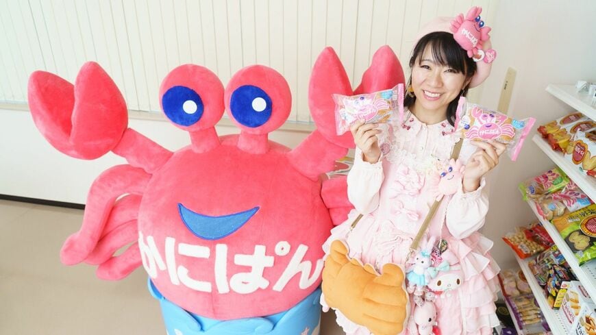 「かにぱんお姉さん」こと望月沙枝子さん。ド派手な衣装はネット通販で購入（筆者撮影）
