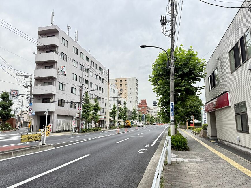 本郷通り沿いの街並み。中低層の建物が並ぶ（写真：筆者撮影）