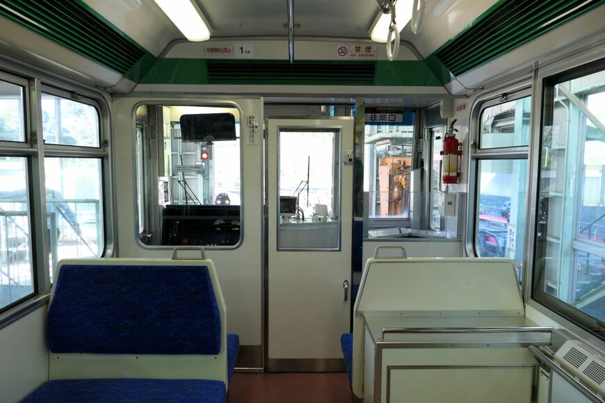 乗務員室と客席の間の仕切りは開放的なデザインだ（記者撮影）