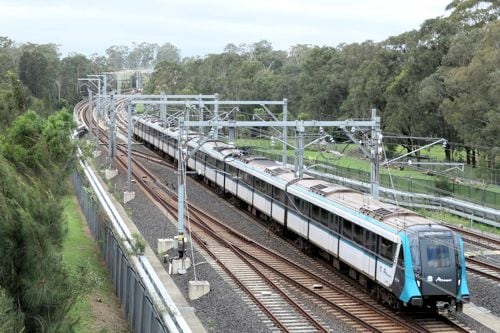郊外を行く2019年に開通したシドニーのメトロは無人運転（筆者撮影）