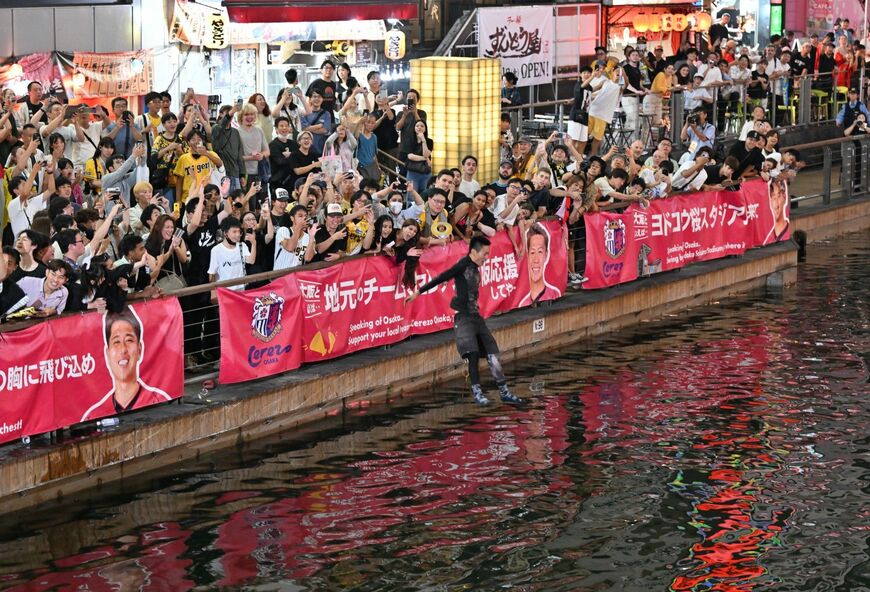 阪神が2年ぶりにセ・リーグ優勝し、道頓堀川に飛び込む男性（写真：時事）